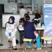 Petugas Jasa Raharja Jambi memberikan pelayanan kesehatan gratis kepada pengemudi angkutan umum di PO Restu Ibu, Mei 2025. Pemeriksaan meliputi tekanan darah, gula darah, dan konsultasi kesehatan. (Foto: Yola)