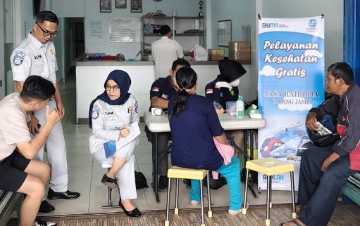 Petugas Jasa Raharja Jambi memberikan pelayanan kesehatan gratis kepada pengemudi angkutan umum di PO Restu Ibu, Mei 2025. Pemeriksaan meliputi tekanan darah, gula darah, dan konsultasi kesehatan. (Foto: Yola)