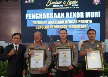 Kasespimma Lemdiklat Polri Brigjen Pol Sonny Irawan bersama jajaran menerima penghargaan Rekor MURI atas penyelenggaraan webinar akademik dengan peserta sekolah kedinasan terbanyak dalam acara Seminar Sekolah & Leader Expo, Selasa (3/6/2025). (Dok. mediahub.polri.go.id)