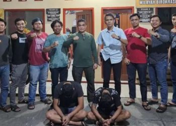 Dua pelaku pencurian ruko di Jelutung, Kota Jambi, saat diamankan oleh Unit Reskrim Polsek Jelutung, Jumat (20/6/2025). Keduanya ditangkap di dua lokasi berbeda dan telah dibawa untuk penyidikan lebih lanjut. (Foto: Dokumentasi Polsek Jelutung)