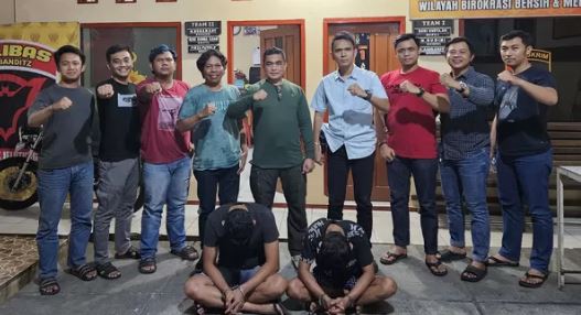Dua pelaku pencurian ruko di Jelutung, Kota Jambi, saat diamankan oleh Unit Reskrim Polsek Jelutung, Jumat (20/6/2025). Keduanya ditangkap di dua lokasi berbeda dan telah dibawa untuk penyidikan lebih lanjut. (Foto: Dokumentasi Polsek Jelutung)