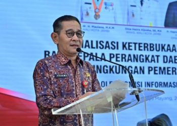 Asisten Pemerintahan dan Kesejahteraan Rakyat Kota Jambi, Fahmi, saat membuka sosialisasi keterbukaan informasi publik di Aula Griya Mayang, Jumat (20/6/2025). (Foto: Yola)