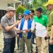 Gubernur Jambi Al Haris (tengah, bertopi) memberikan arahan kepada jajaran OPD saat meninjau langsung potensi pengembangan wisata alam di kawasan Hutan Pinus Kenali, Paal X, Kota Jambi, Jumat (20/6/2025). (Dok.Yola)