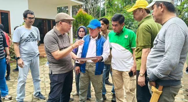 Gubernur Jambi Al Haris (tengah, bertopi) memberikan arahan kepada jajaran OPD saat meninjau langsung potensi pengembangan wisata alam di kawasan Hutan Pinus Kenali, Paal X, Kota Jambi, Jumat (20/6/2025). (Dok.Yola)