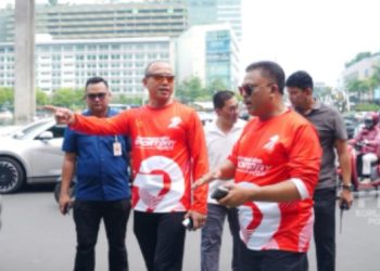Kakorlantas Polri Irjen Pol Drs. Agus Suryonugroho (berkacamata hitam) meninjau langsung persiapan Car Free Day di kawasan Bundaran HI, Jakarta, Sabtu (21/6/2025). (Dok TB News)