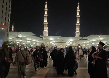 Jemaah haji asal Indonesia berjalan di pelataran Masjid Nabawi, Madinah, Arab Saudi, usai menjalankan ibadah salat pada malam hari, Jumat (20/6/2025). (Dok. mui.or.id)
