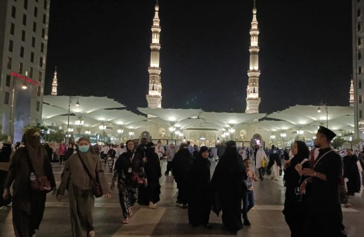Jemaah haji asal Indonesia berjalan di pelataran Masjid Nabawi, Madinah, Arab Saudi, usai menjalankan ibadah salat pada malam hari, Jumat (20/6/2025). (Dok. mui.or.id)