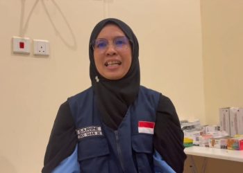 Sarini Anwar Rasyid, petugas kesehatan Kloter BTH 09 asal Kepulauan Meranti, Riau, saat bertugas di Tanah Suci dalam penyelenggaraan Haji 2025. (Dok. mui.or.id)