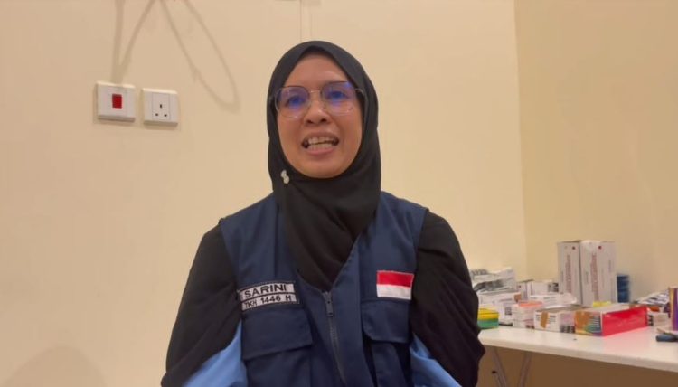 Sarini Anwar Rasyid, petugas kesehatan Kloter BTH 09 asal Kepulauan Meranti, Riau, saat bertugas di Tanah Suci dalam penyelenggaraan Haji 2025. (Dok. mui.or.id)
