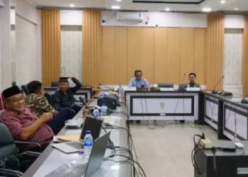 Anggota Pansus I DPRD Kota Jambi mengikuti rapat kesimpulan pembahasan LHP BPK RI Tahun 2024 di Ruang Rapat B, Sabtu (21/6/2025). (Dok. Humas DPRD Kota)