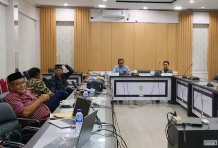 Anggota Pansus I DPRD Kota Jambi mengikuti rapat kesimpulan pembahasan LHP BPK RI Tahun 2024 di Ruang Rapat B, Sabtu (21/6/2025). (Dok. Humas DPRD Kota)