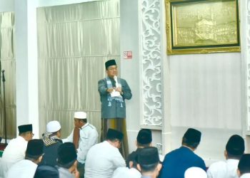 Wali Kota Jambi, Dr. dr. H. Maulana, M.K.M., memberikan tausiah dan menyerap aspirasi warga dalam kegiatan Subuh Berkah Bahagia di Masjid Al-Amanah, Griya Mayang, Sabtu (21/6/2025). (Dok. Stepanus)