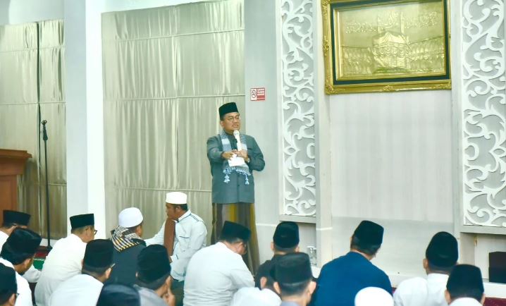 Wali Kota Jambi, Dr. dr. H. Maulana, M.K.M., memberikan tausiah dan menyerap aspirasi warga dalam kegiatan Subuh Berkah Bahagia di Masjid Al-Amanah, Griya Mayang, Sabtu (21/6/2025). (Dok. Stepanus)