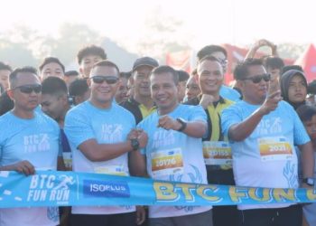 Kapolres Bungo AKBP Natalena Eko Cahyono (tengah) bersama peserta BTC Fun Run 2025 saat pelepasan lomba dalam rangka Hari Bhayangkara ke-79 di Arena Ex. MTQ Baru, Minggu (22/6/2025). (Dok. Humas Polres Bungo)