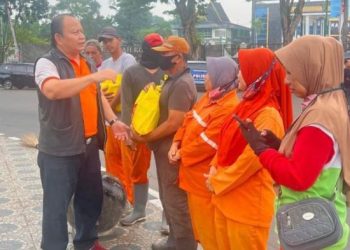 Dirintelkam Polda Jambi Kombes Pol Hendri Siregar membaur dan menyerahkan bantuan sembako kepada petugas kebersihan saat Car Free Day dan Jalan Sehat Bahagia di Tugu Keris Siginjai, Kota Jambi, Minggu (22/6/2025). (Dok. Nahar)