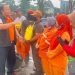 Dirintelkam Polda Jambi Kombes Pol Hendri Siregar membaur dan menyerahkan bantuan sembako kepada petugas kebersihan saat Car Free Day dan Jalan Sehat Bahagia di Tugu Keris Siginjai, Kota Jambi, Minggu (22/6/2025). (Dok. Nahar)