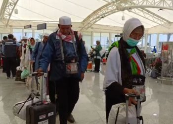 Sejumlah jamaah haji asal Indonesia berjalan di area terminal sebelum diberangkatkan dari Makkah ke Madinah dan Jeddah, dalam rangka pemulangan jamaah haji gelombang kedua, Sabtu (21/6/2025). (Dok, mui.or.id)