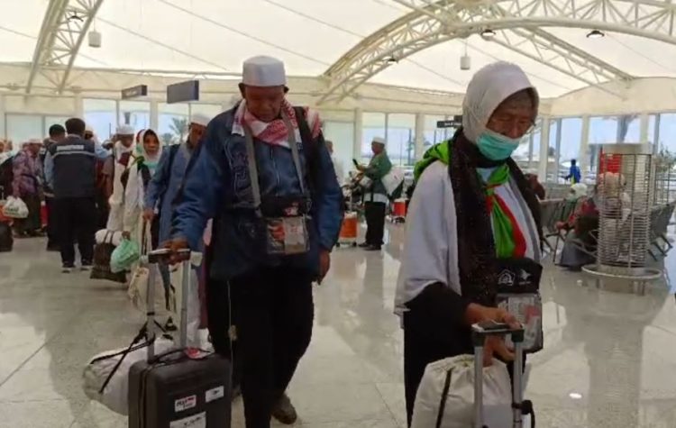 Sejumlah jamaah haji asal Indonesia berjalan di area terminal sebelum diberangkatkan dari Makkah ke Madinah dan Jeddah, dalam rangka pemulangan jamaah haji gelombang kedua, Sabtu (21/6/2025). (Dok, mui.or.id)
