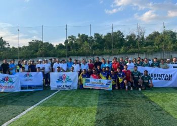 Peserta turnamen IGORNAS Provinsi Jambi berfoto bersama usai pembukaan pertandingan antar guru olahraga se-Provinsi Jambi di Lapangan Jambi Mini Soccer, Sabtu (21/6/2025). (Dok. Nahar)