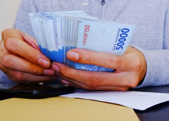 Ilustarasi Seorang pegawai menghitung lembaran uang pecahan Rp50.000 (Dok .kemenkeu.go.id)