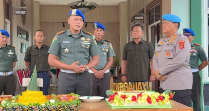 Komandan Denpom II/2 Jambi Letkol Cpm Sundoro menerima kunjungan Kabid Propam Polda Jambi Kombes Pol Tony E.P. Sinambela dalam rangka HUT ke-79 Polisi Militer, Minggu (22/6/2025). (Dok. Nahar)