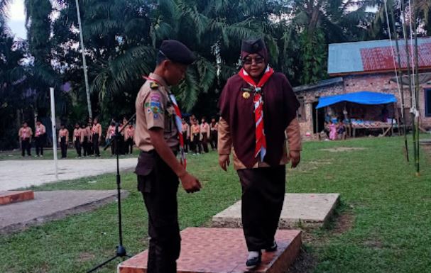 Ketua Kwarran Muara Tembesi, Kak A. Taufik, S.Pd., membuka secara resmi Perkemahan SEMPURNA 2025 di SD Negeri 118/I Dusun Ampelu, Kabupaten Batang Hari, Jumat (20/6/2025). (Dok, Nahar)