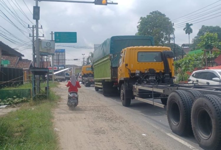 Kemacetan panjang terjadi di kawasan Jembatan Aurduri I, Senin (23/6/2025). (Dok. Daus)