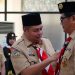 Ketua Kwartir Cabang Gerakan Pramuka Kota Jambi, Kemas Faried Alfarelly mengukuhkan Ketua Majelis Pembimbing Saka Taruna Bumi Kota Jambi, Evridal Asri,, Senin (23/6/2025). (Dok. Stepanus)