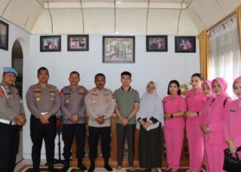 Kapolres Bungo AKBP Natalena Eko Cahyono bersama jajaran dan Bhayangkari foto bersama keluarga purnawirawan dalam kegiatan anjangsana menyambut Hari Bhayangkara ke-79 di Muara Bungo, Senin (23/6/2025). (Dok. Humas Polres Bungo)