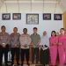 Kapolres Bungo AKBP Natalena Eko Cahyono bersama jajaran dan Bhayangkari foto bersama keluarga purnawirawan dalam kegiatan anjangsana menyambut Hari Bhayangkara ke-79 di Muara Bungo, Senin (23/6/2025). (Dok. Humas Polres Bungo)