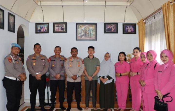Kapolres Bungo AKBP Natalena Eko Cahyono bersama jajaran dan Bhayangkari foto bersama keluarga purnawirawan dalam kegiatan anjangsana menyambut Hari Bhayangkara ke-79 di Muara Bungo, Senin (23/6/2025). (Dok. Humas Polres Bungo)