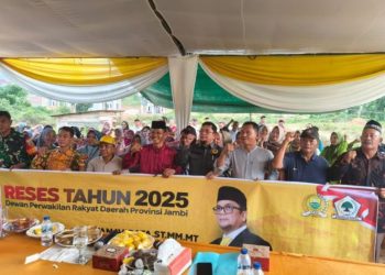 Wakil Ketua I DPRD Provinsi Jambi Ivan Wirata bersama warga Desa Simpang Sungai Duren saat kegiatan reses tahun 2025, Senin (23/6/2025). (Dok. Nahar)