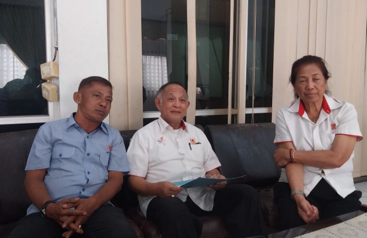 Anggota Tim Penjaringan dan Penyaringan (TPP) Ketua KONI Provinsi Jambi saat memberikan keterangan pers terkait proses penjaringan calon ketua, Senin (23/6/2025). (Foto: Daus)
