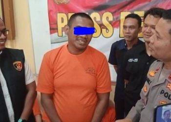 Tersangka Nasir (tengah, diblur matanya), tersenyum saat konferensi pers penangkapan oleh Polsek Pasar Jambi, Senin (23/6/2025).(Dok. Daus)