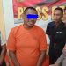 Tersangka Nasir (tengah, diblur matanya), tersenyum saat konferensi pers penangkapan oleh Polsek Pasar Jambi, Senin (23/6/2025).(Dok. Daus)