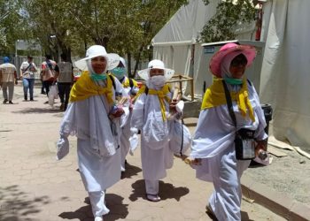 Sejumlah jamaah haji perempuan asal Indonesia berjalan menuju tenda di Arafah, Arab Saudi, saat fase Armuzna berlangsung.  (Dok . mui.or.id)