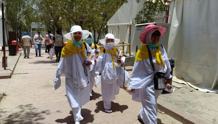 Sejumlah jamaah haji perempuan asal Indonesia berjalan menuju tenda di Arafah, Arab Saudi, saat fase Armuzna berlangsung. (Dok . mui.or.id)