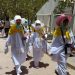 Sejumlah jamaah haji perempuan asal Indonesia berjalan menuju tenda di Arafah, Arab Saudi, saat fase Armuzna berlangsung.  (Dok . mui.or.id)