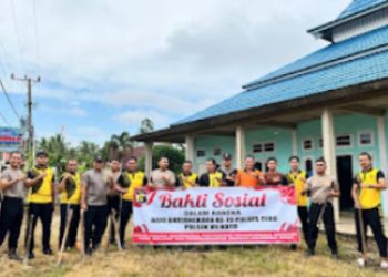 Anggota Polres Tebo bersama masyarakat melaksanakan bakti sosial membersihkan lingkungan rumah ibadah dalam rangka Hari Bhayangkara ke-79, Senin (23/6/2025). (Dok. Humas Polres Tebo)