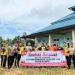 Anggota Polres Tebo bersama masyarakat melaksanakan bakti sosial membersihkan lingkungan rumah ibadah dalam rangka Hari Bhayangkara ke-79, Senin (23/6/2025). (Dok. Humas Polres Tebo)