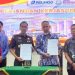 GM Pelindo Jambi Ahmad Fahmi dan Kepala Kejati Jambi Dr. Hermon Dekristo menunjukkan dokumen perjanjian kerja sama bidang hukum perdata dan tata usaha negara di Kantor Kejati Jambi, Selasa (24/6/2025). (Dok. Stepanus)