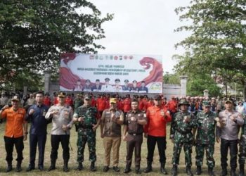 Komandan Kodim 0416/Bute Letkol Inf Dedy Pungky Irawanto bersama jajaran Forkopimda Kabupaten Tebo saat Apel Gelar Pasukan Siaga Karhutla 2025 di Lapangan Ex Arena MTQ, Selasa (24/6/2025). (Dok. Penrem)