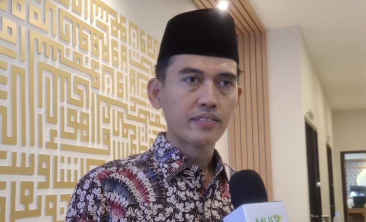 Ketua MUI Bidang Fatwa, Prof. Asrorun Ni'am Sholeh memberikan keterangan kepada media usai rapat pembahasan revisi UU Penyelenggaraan Ibadah Haji dan Pengelolaan Keuangan Haji di Kantor MUI Pusat, Jakarta, Selasa (24/6/2025).(Dok. mui.or.id)