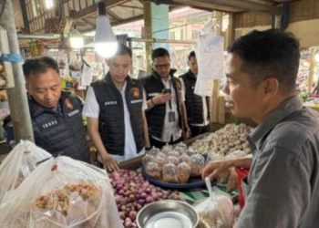 Subdit I Indagsi Ditreskrimsus Polda Jambi saat mengecek harga dan ketersediaan bahan pokok di Pasar Angso Duo, Jambi, menjelang Idul Adha 2025, Selasa (4/6/2025). (Dok. Nahar)