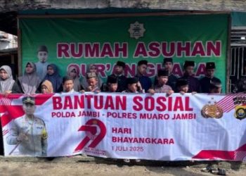 Kapolres Muaro Jambi AKBP Heri Supriawan bersama Personel menyerahkan bantuan sosial kepada Rumah Tahfiz Gaza, Desa Jaluko, sebagai bagian dari peringatan Hari Bhayangkara ke-79, Selasa (24/6/2025). (Dok.  Daus)