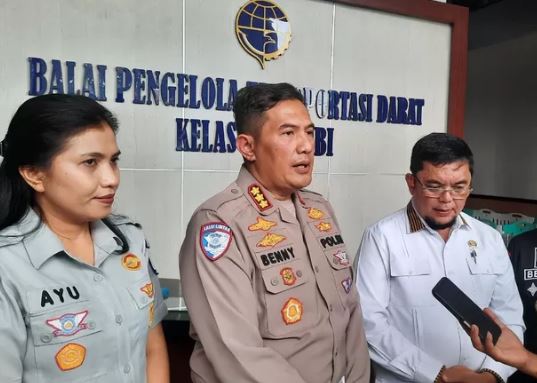 Dirlantas Polda Jambi Kombes Pol Adi Benny Cahyono bersama Waka DPRD dan Kepala Jasa Raharja Jambi memberikan keterangan kepada media terkait penindakan kendaraan ODOL, Selasa (24/6/2025). (Dok. Nahar)
