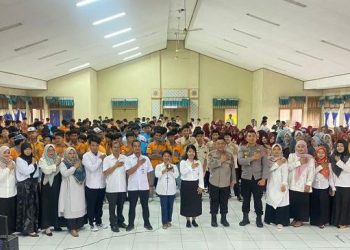 Direktur Binmas Polda Jambi AKBP Henky Poerwanto bersama guru dan siswa SMK Yadika Jambi usai penyuluhan anti-perundungan, Rabu (04/6/2025). (Dok. nahar)