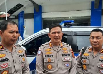 Dirlantas Polda Jambi, Kombes Pol Adi Benny Cahyono (tengah), memberikan keterangan pers terkait pengamanan pemulangan jamaah haji dan penghentian sementara operasional angkutan batubara di Jambi, Selasa (25/6/2025). (Dok. Daus)