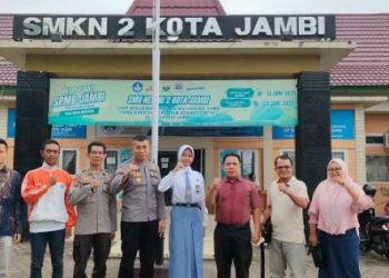 Kasubdit Bintibsos Polda Jambi, AKBP Dr. Dadang Djoko Karyanto (keempat dari kiri), bersama guru dan siswa SMKN 2 Kota Jambi dalam kegiatan pembinaan karakter dan kepemimpinan Paskibraka, Selasa (25/6/2025). (Dok, Nahar)