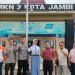 Kasubdit Bintibsos Polda Jambi, AKBP Dr. Dadang Djoko Karyanto (keempat dari kiri), bersama guru dan siswa SMKN 2 Kota Jambi dalam kegiatan pembinaan karakter dan kepemimpinan Paskibraka, Selasa (25/6/2025). (Dok, Nahar)